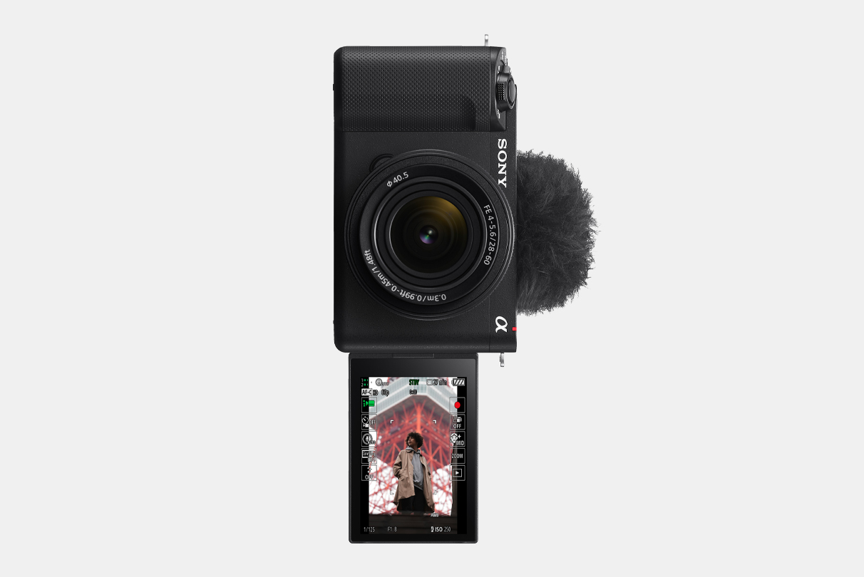 Kuva ZV-E1-kamerasta, jonka LCD-näyttö on käännetty eteen ja jossa näkyy kuva miehestä pystysuuntaisessa tietonäytössä