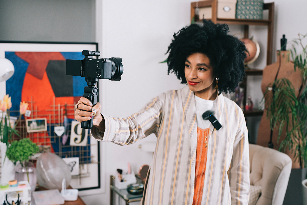 Enää ei tarvitse huolehtia perinteisen analogisen äänilähetyksen kaapelisignaalihäiriöistä. Pariliitä ZV-E10 Sony-mikrofoniin, joka tukee digitaalista ääniliitäntää MI-lisävarustesovittimen kautta, ja nauti selkeästä, täysin digitaalisesta äänestä ilman kohinaa. Voit myös liittää mikrofonin kameran mikrofoniliitäntään vieläkin parempaa äänenlaatua varten.