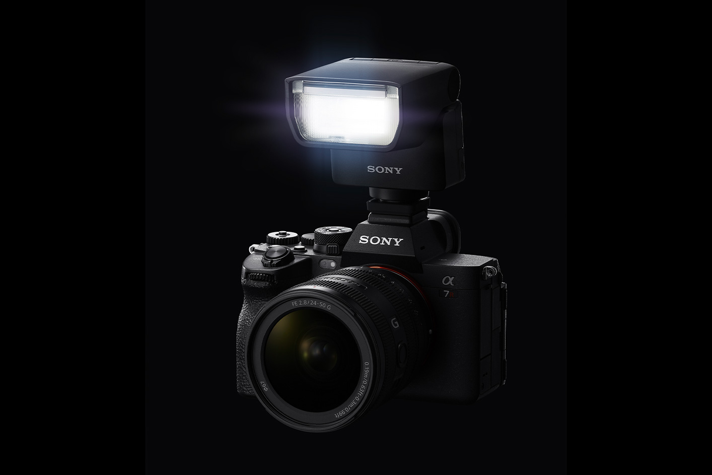Tuotekuva ILCE-7M4-kameraan kiinnitetystä GN28-salamasta