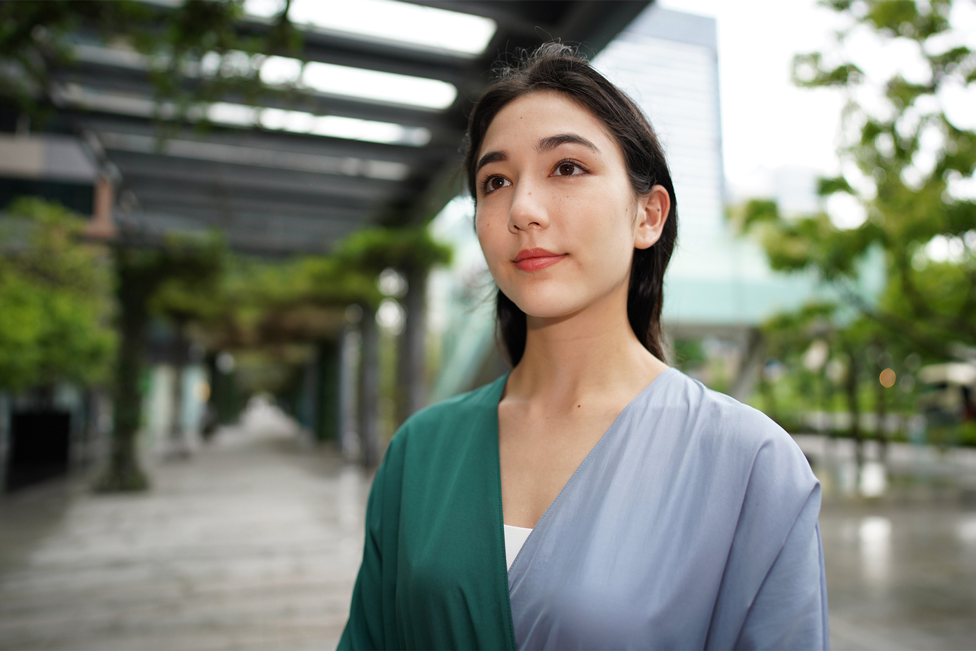 Esimerkkimuotokuva naisesta ulkona